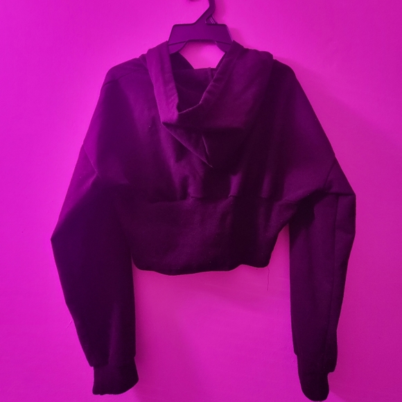 long sleeve crop top. - Picture 3 of 3